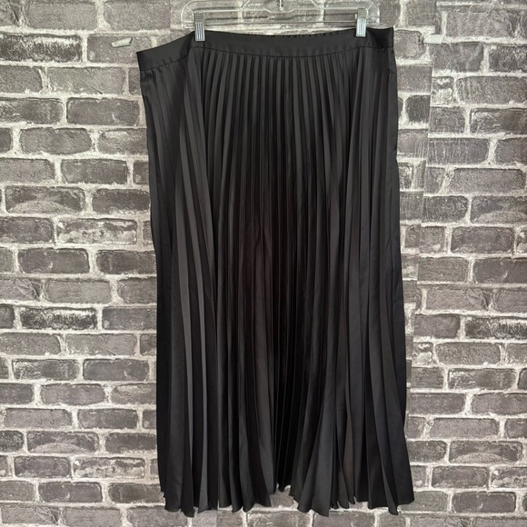 Abercrombie & Fitch black pleated midi skirt - Picture 1 of 7